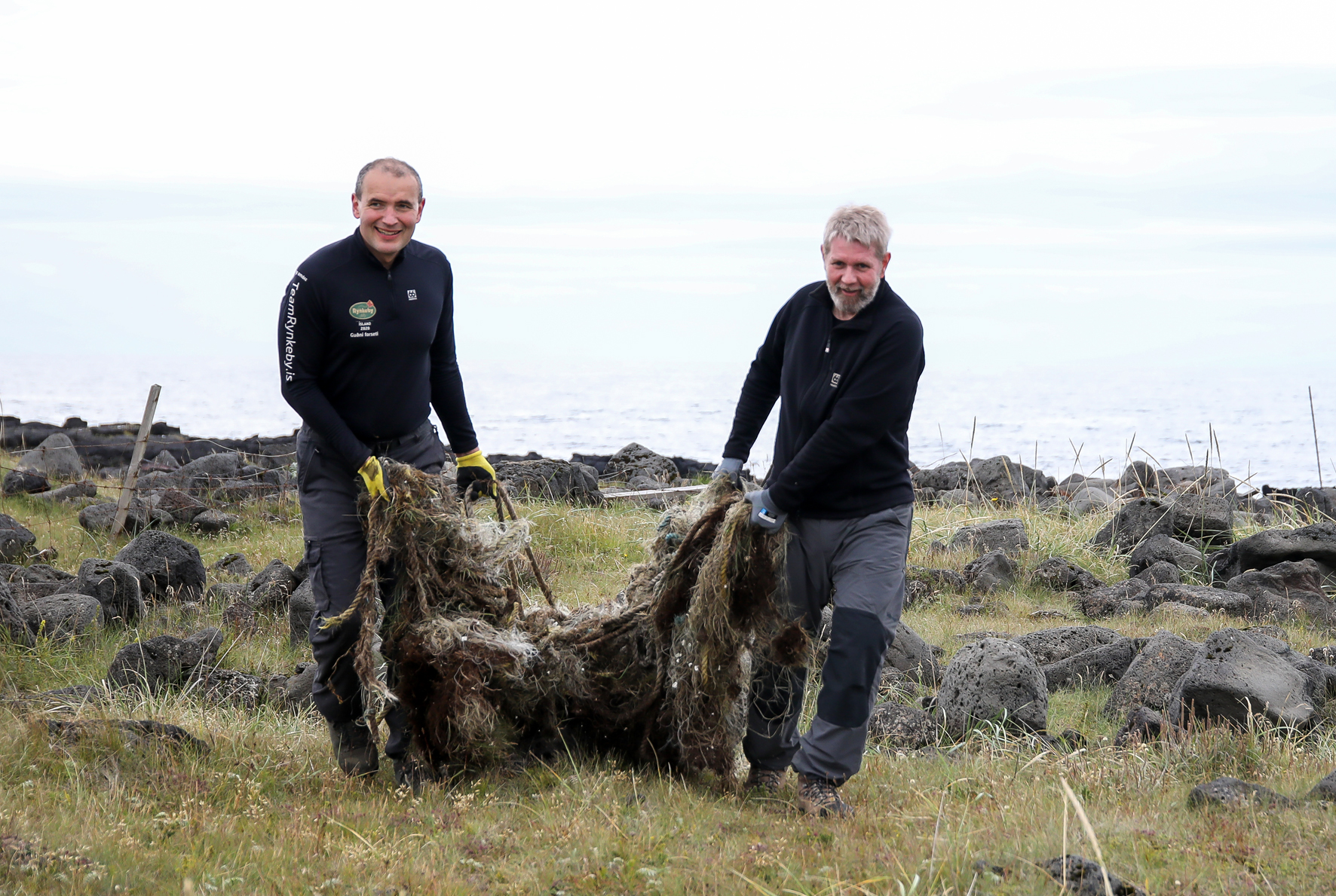 Strandhreinsun Hampiðjunnar og Bláa hersins í Selvogi