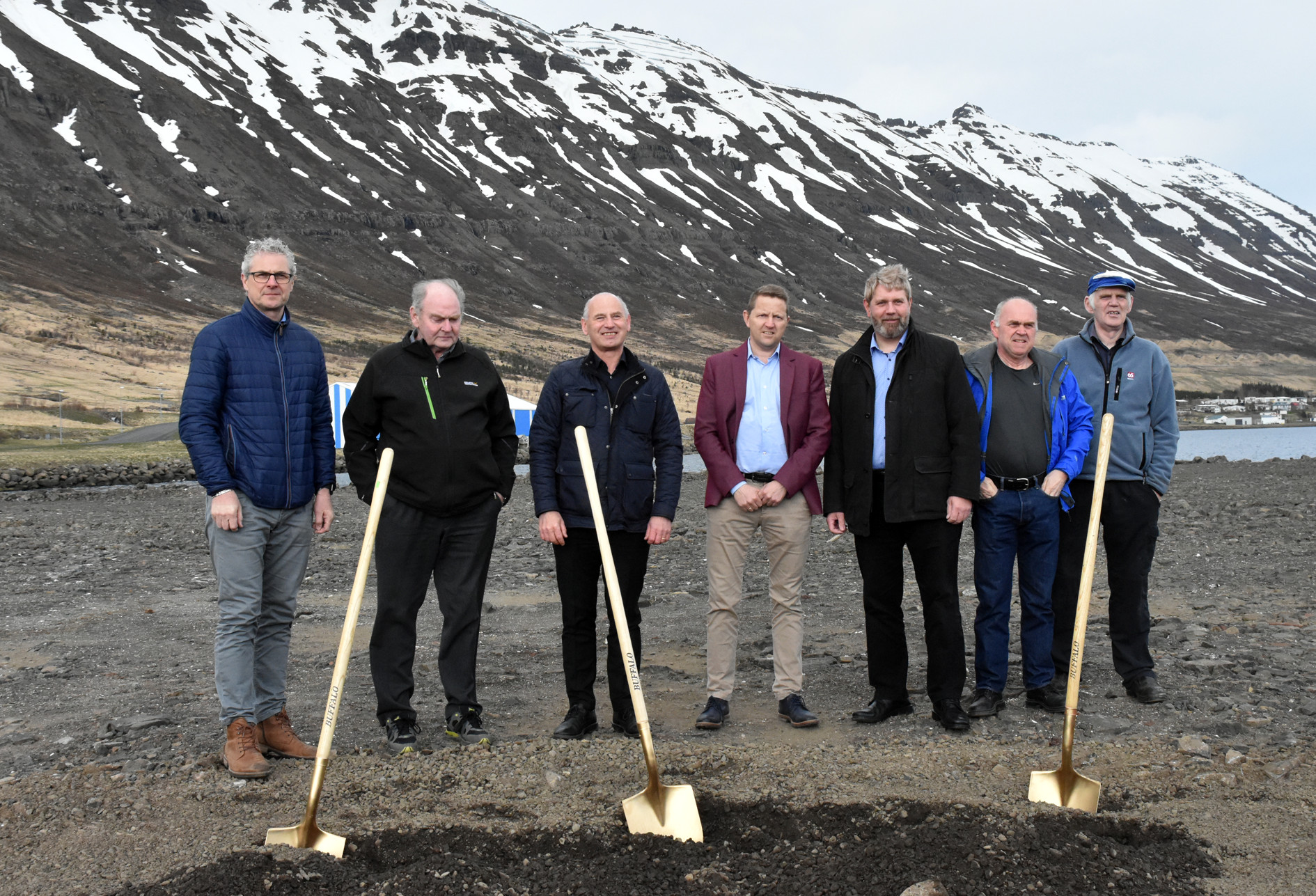 Fyrsta skóflustungan tekin að nýju netaverkstæði Fjarðanets